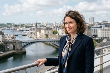 Femme professionnelle en blazer à Brest avec skyline